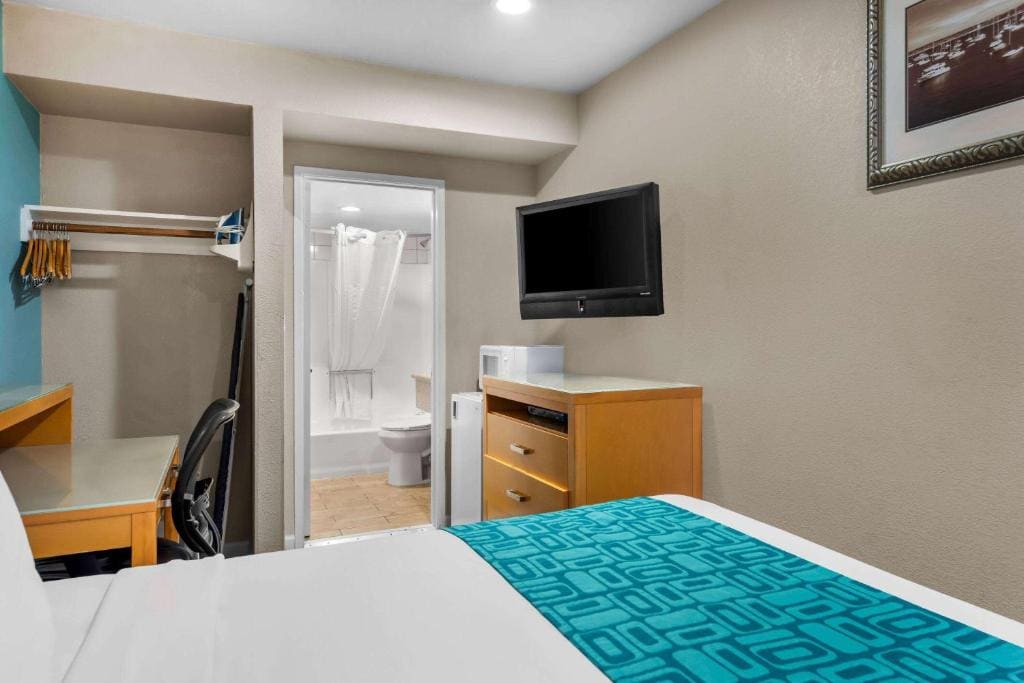 Business Queen Room with Partial Ocean View - Non-Smoking room - Image 1