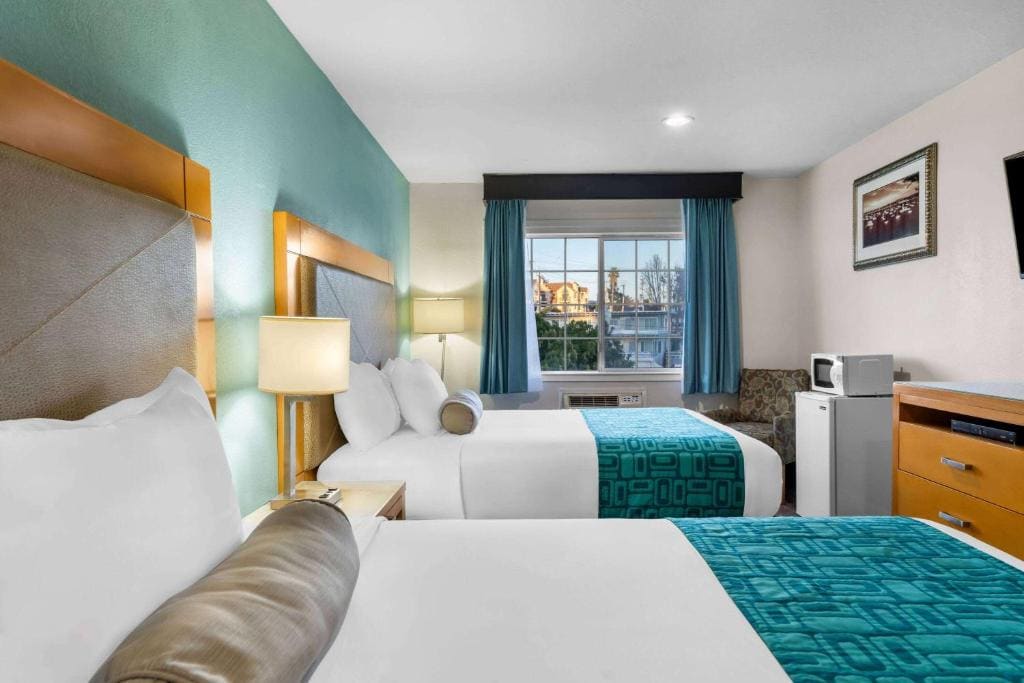 Suite with Two Queen Beds - Non-Smoking room - Image 2