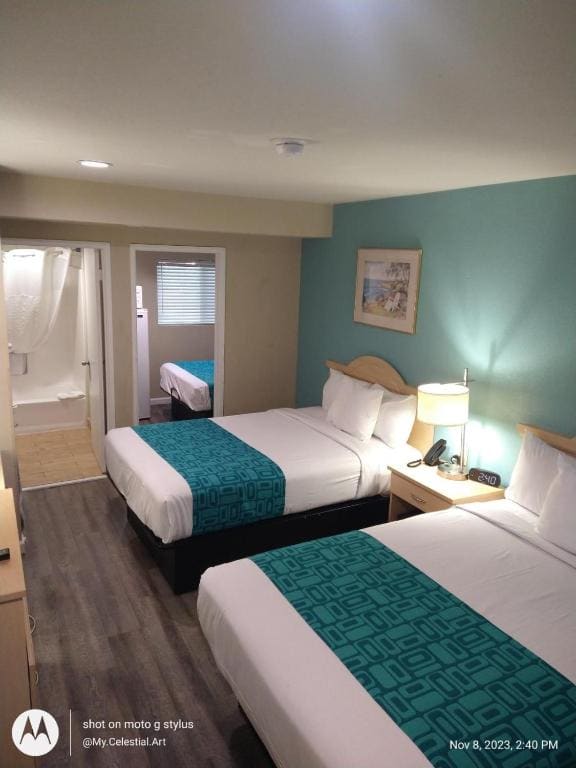 Business Room with Three Double Beds and Partial Ocean View - Non-Smoking room - Image 1