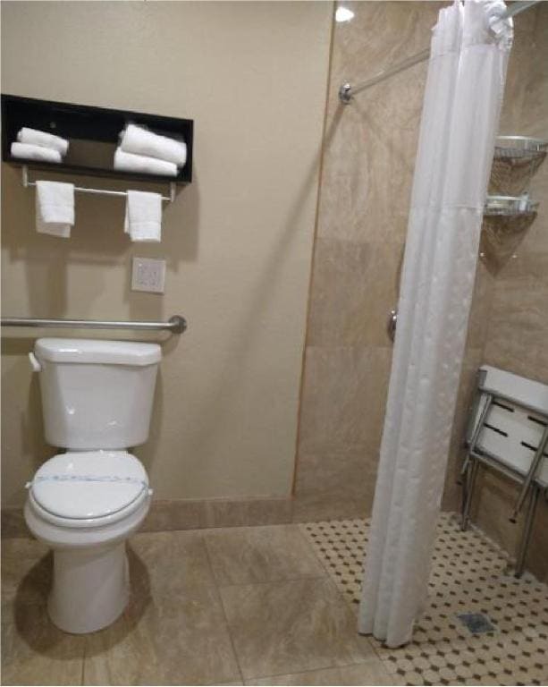 King Room with Roll-in Shower - Mobility Access/Non-Smoking room - Image 2