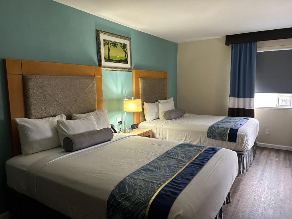 Queen Suite with Two Queen Beds and Ocean View - Non-Smoking room - Image 1