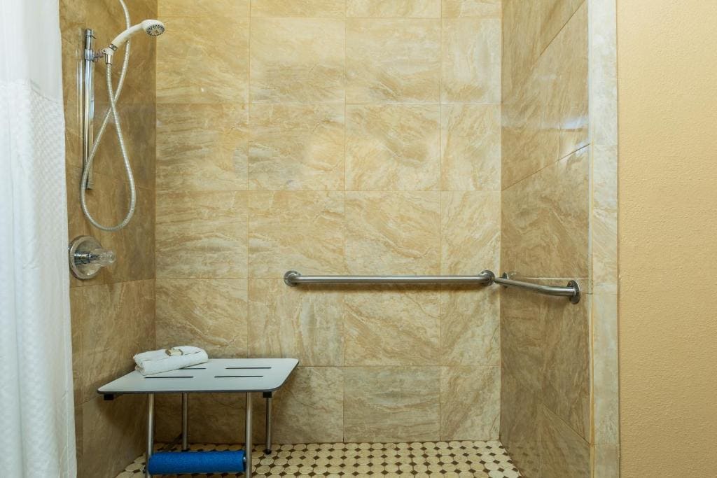 King Room with Roll-in Shower - Mobility Access/Non-Smoking room - Image 3
