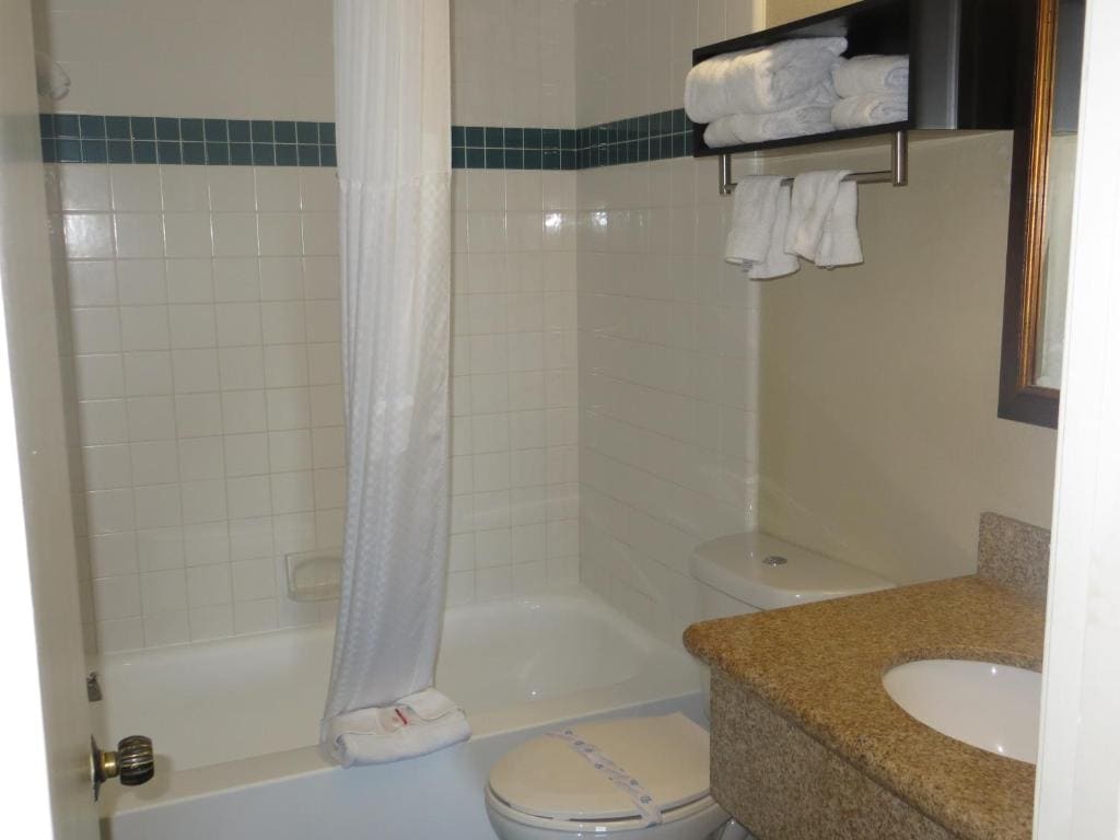 Business Queen Room with Partial Ocean View - Non-Smoking room - Image 2