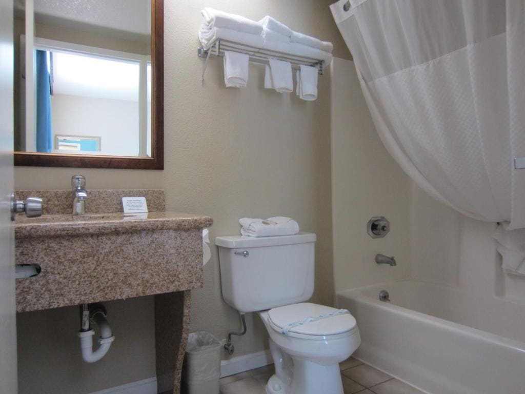Queen Room - Non-Smoking room - Image 2