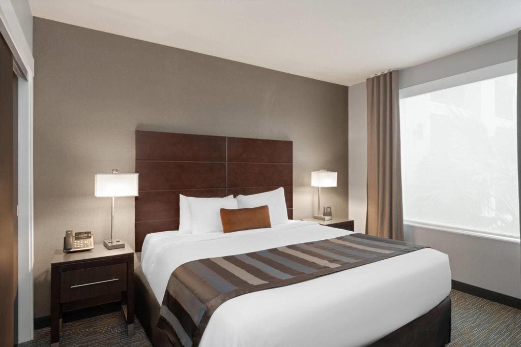 Executive King Suite - Disability Access/Non-Smoking room - Image 3