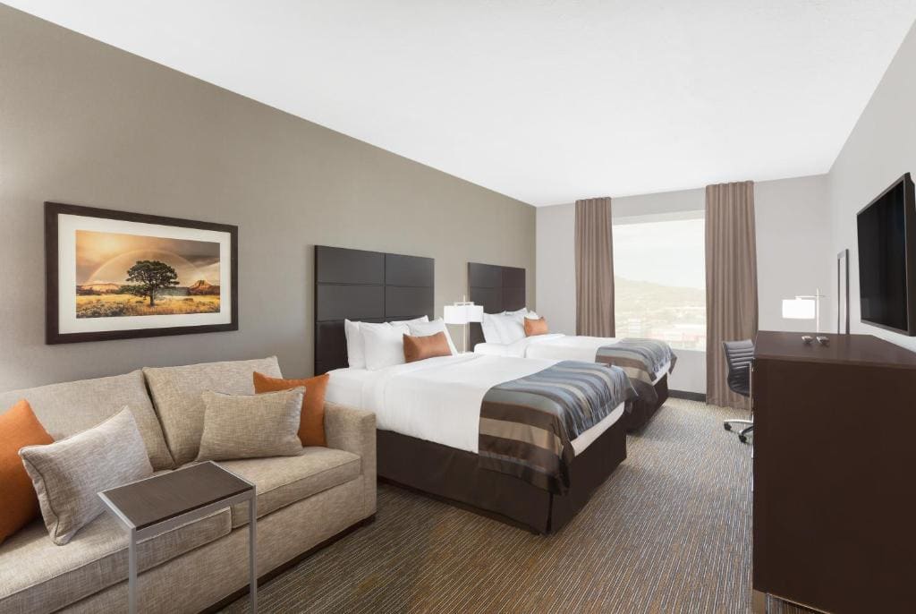 Queen Room with Two Queen Beds and Sofa Bed - Non-Smoking room - Image 3
