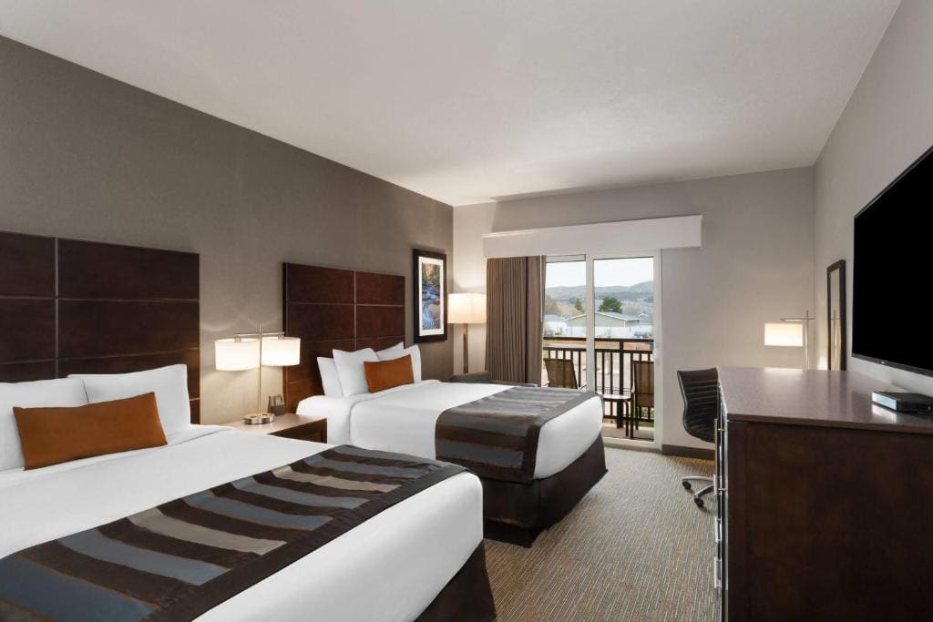 Queen Room with Two Queen Beds and Sofa Bed - Non-Smoking room - Image 2
