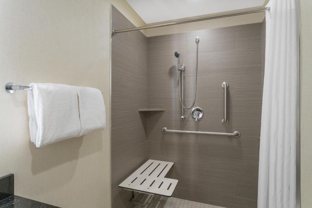 Deluxe King Room - Disability Access/Non-Smoking room - Image 2
