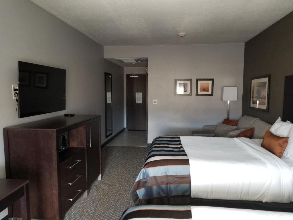 Queen Room with Two Queen Beds and Sofa Bed - Non-Smoking room - Image 1