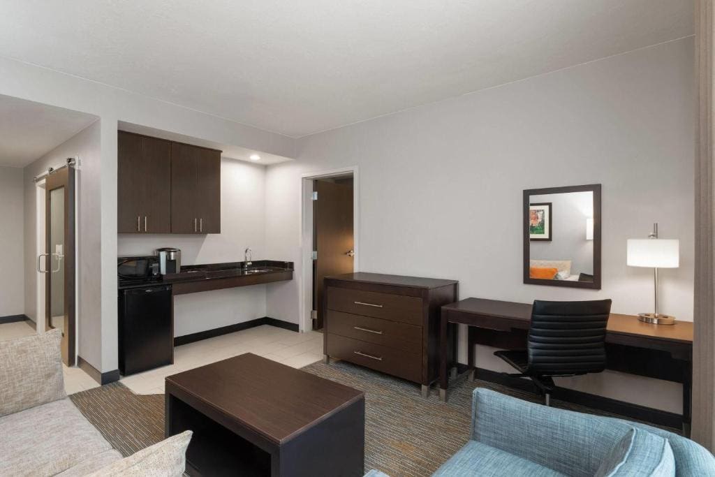 Executive King Suite - Disability Access/Non-Smoking room - Image 2