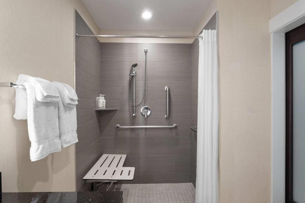 Deluxe King Room - Disability Access/Non-Smoking room - Image 3