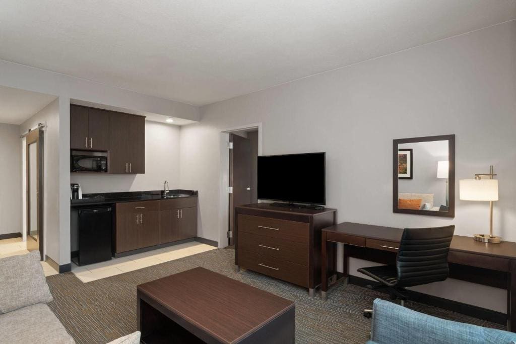 One-Bedroom King Suite - Non-Smoking room - Image 3