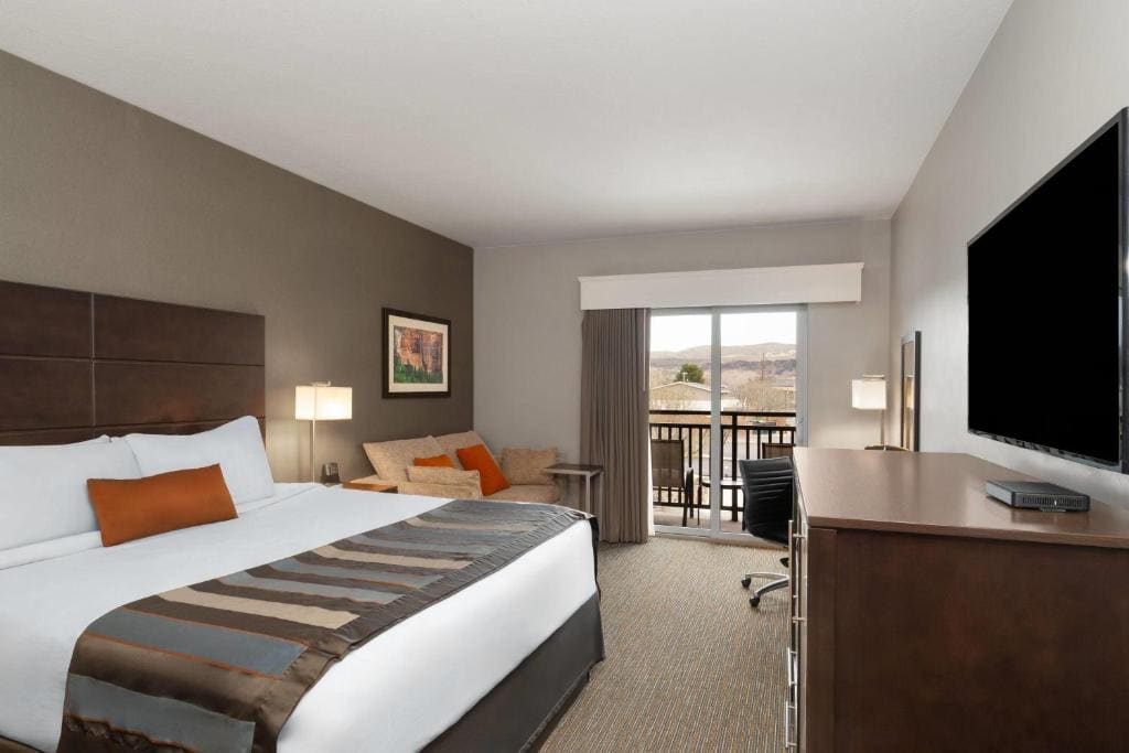 Queen Room with Two Queen Beds - Non-Smoking room - Image 3