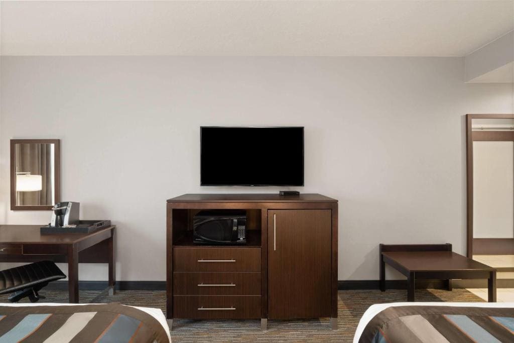 Superior Queen Room with Two Queen Beds - Non-Smoking room - Image 2