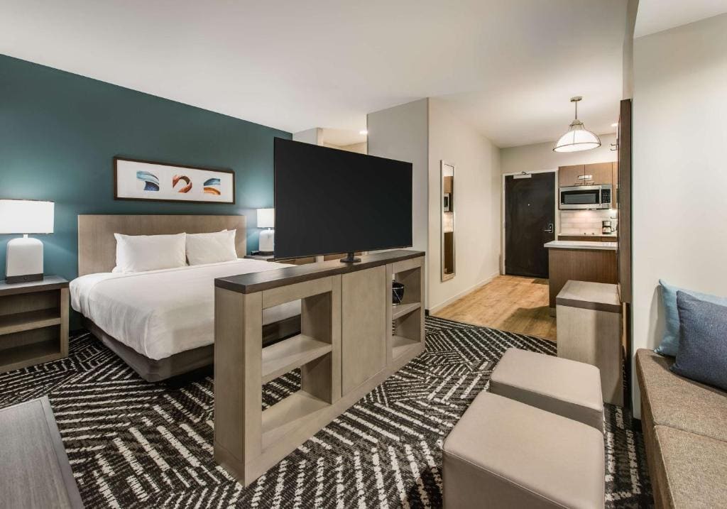 Corner King Studio Suite with Sofa Bed room - Image 2
