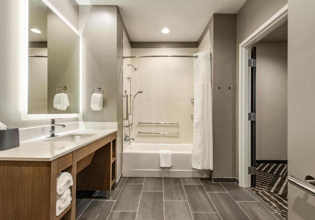 King Studio Suite with Bath Tub and Kitchen - Mobility Accessible room - Image 1