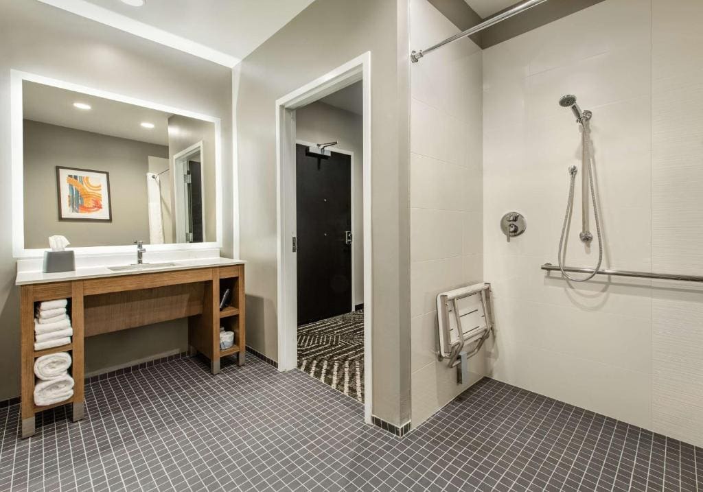 Queen Room with Two Queen Beds - Mobility Accessible room - Image 3