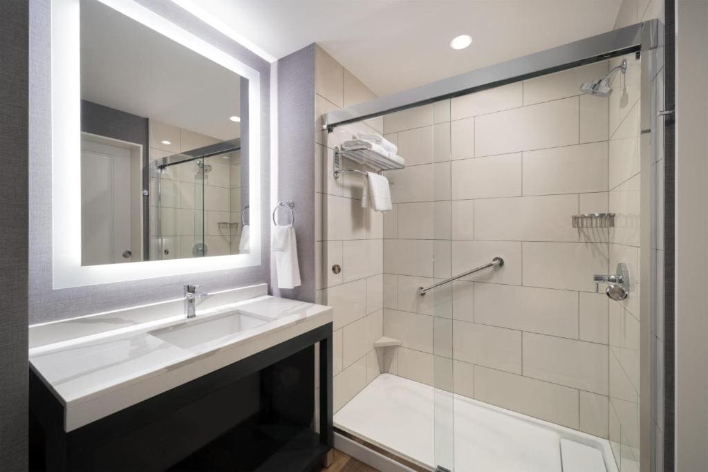 Studio Kitchen Suite | King Bed (Plus Sofa Bed) room - Image 3