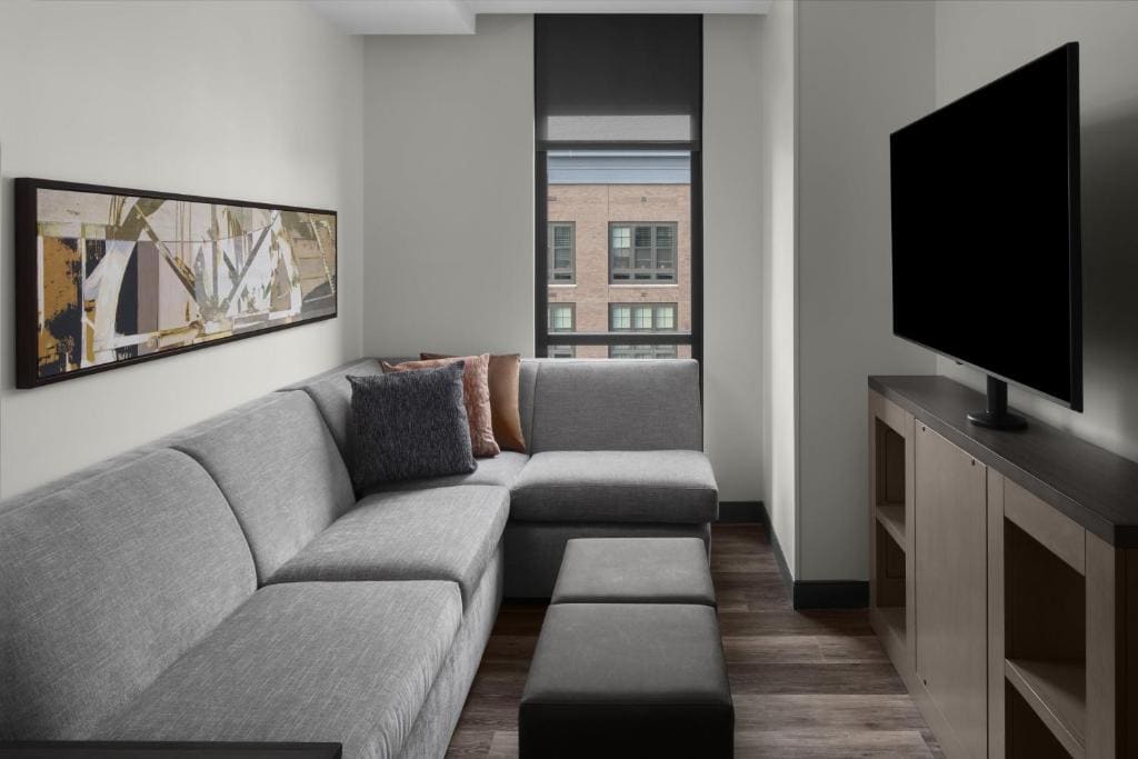 One-Bedroom King Suite with Kitchen and Roll-In Shower - Disability Access room - Image 2