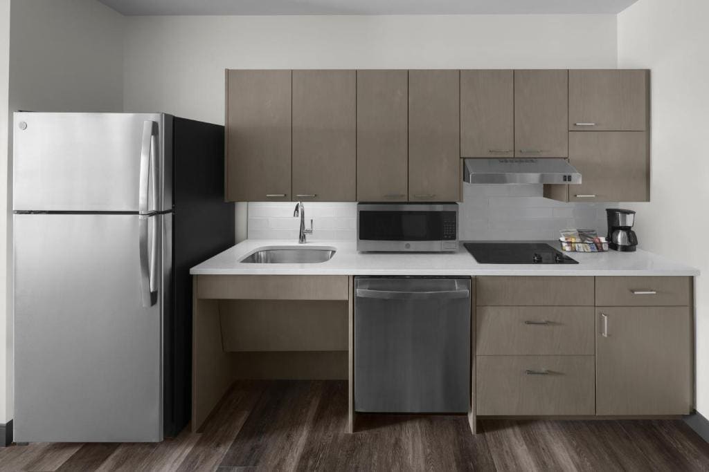 Studio Suite with Kitchen and Roll-In Shower - Mobility Accessible room - Image 2