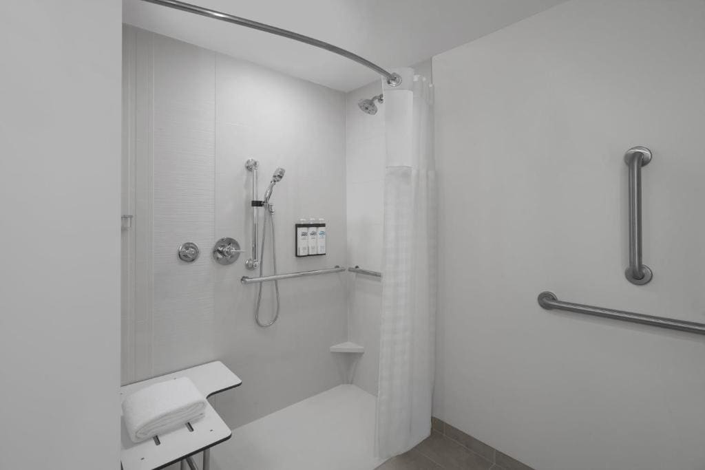 One-Bedroom King Suite with Kitchen and Roll-In Shower - Disability Access room - Image 3