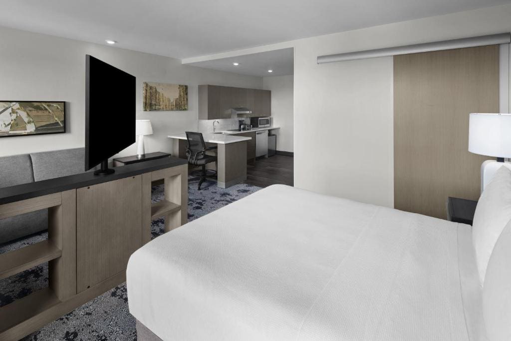 Studio Suite with Kitchen and Roll-In Shower - Mobility Accessible room - Image 1