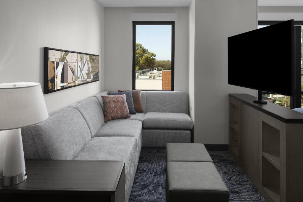King Studio Suite with Sofa Bed room - Image 3