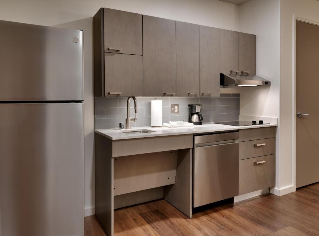 One-Bedroom King Suite with Sofa Bed, Kitchen and Tub - Disability Access room - Image 1