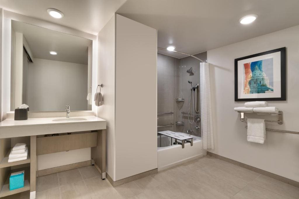 One-Bedroom King Suite with Sofa Bed, Kitchen and Tub - Disability Access room - Image 2