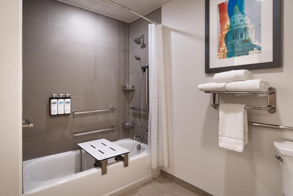 One-Bedroom King Suite with Sofa Bed, Kitchen and Tub - Disability Access room - Image 3