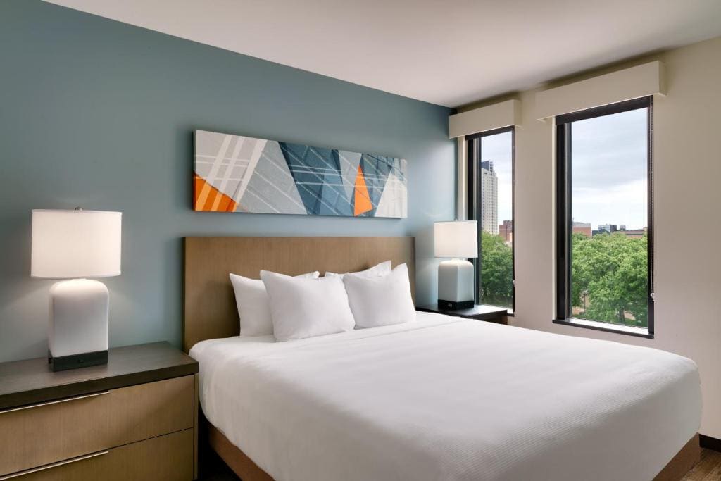 King Studio Suite with Kitchen and Sofa Bed room - Image 2