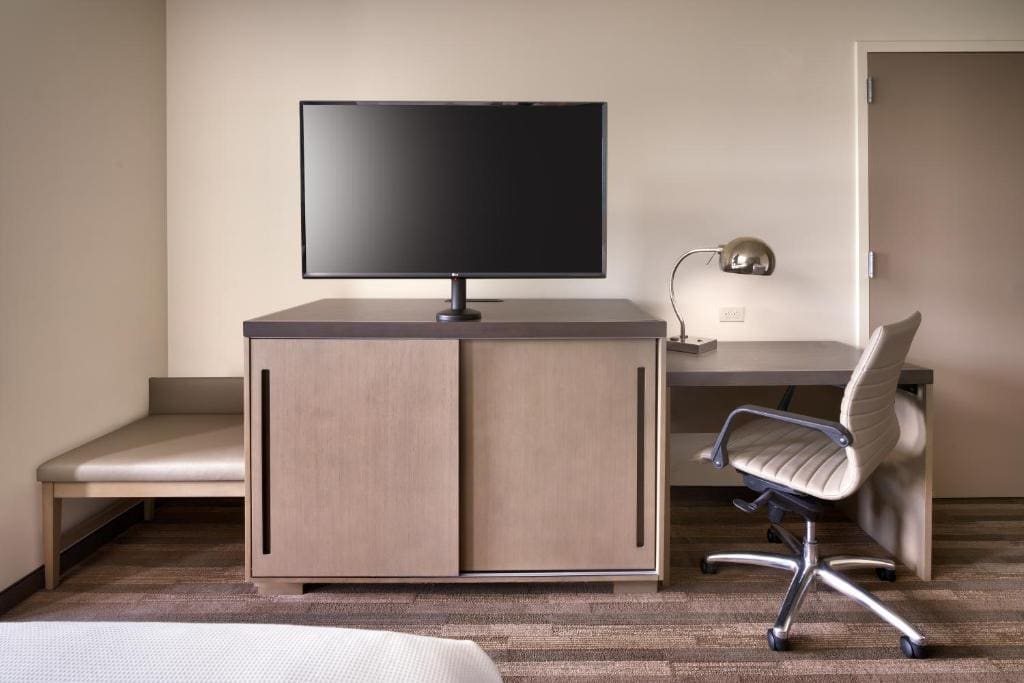 Den Queen Room with Two Queen Beds and Roll-in Shower - Disability Access room - Image 2