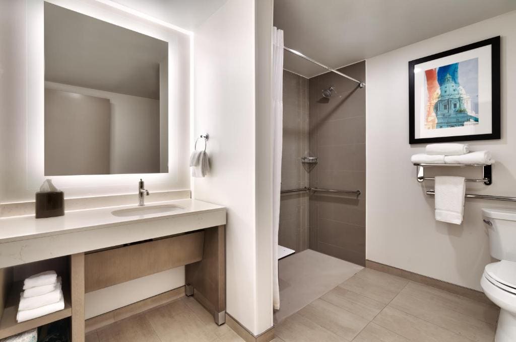 Den Queen Room with Two Queen Beds and Roll-in Shower - Disability Access room - Image 3