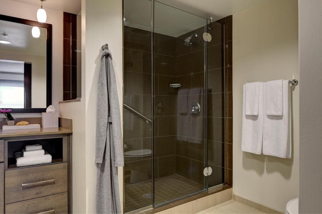 Den Guestroom with Two Queen Beds room - Image 1