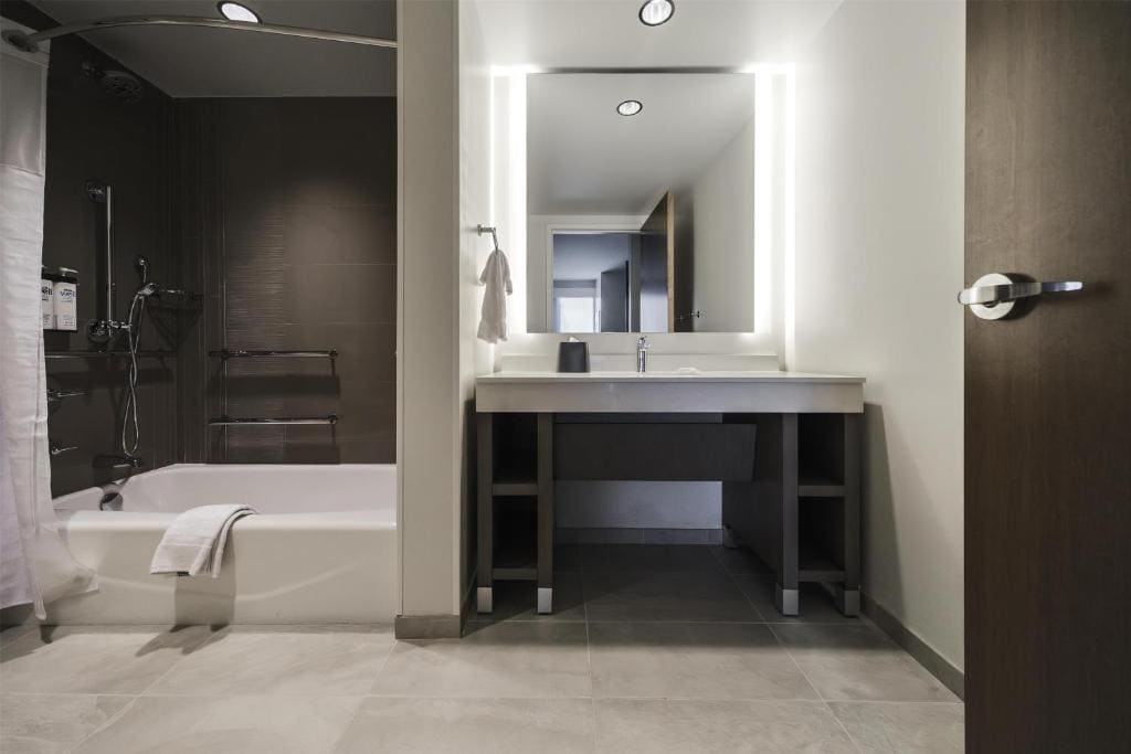 King Studio Suite with Kitchen and Sofa Bed room - Image 2