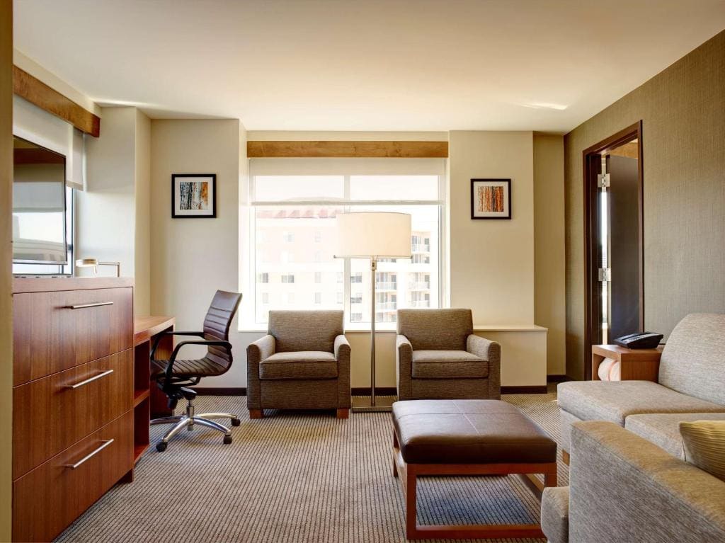 One-Bedroom King Suite with Sofa Bed room - Image 3