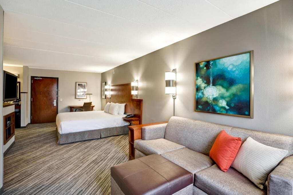 King Room with Roll-In Shower - Disability Access room - Image 1