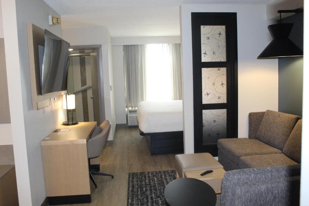 King Room with Accessible Tub - Disability Access room - Image 3