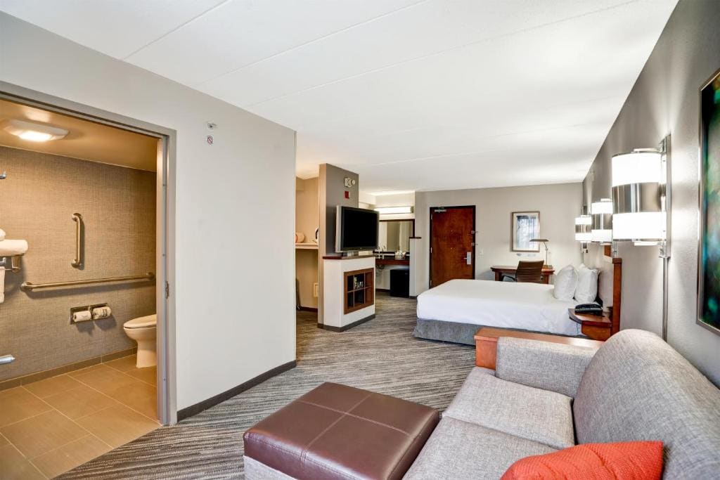 King Room with Roll-In Shower - Disability Access room - Image 2