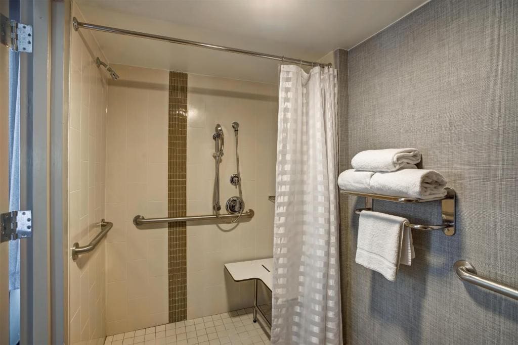 King Room with Roll-In Shower - Disability Access room - Image 3
