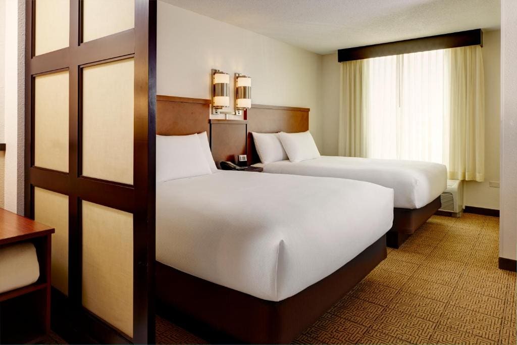 Double Room with Two Double Beds and Sofa bed - High Floor room - Image 2