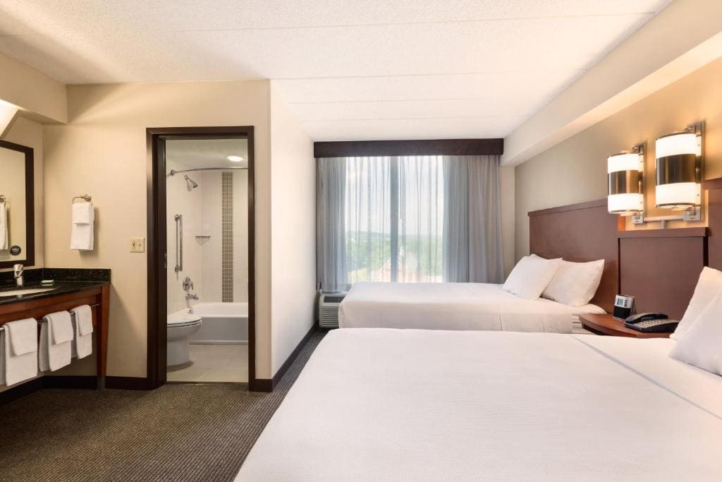 Double Room with Two Double Beds and Sofa bed - High Floor room - Image 1