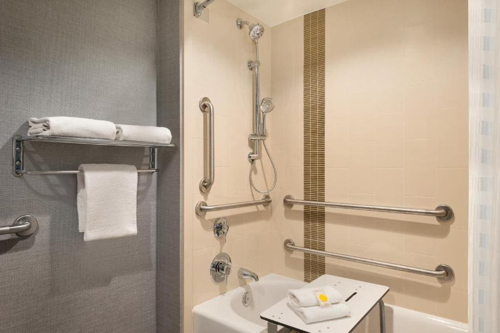 King Room with Sofa Bed and Accessible Tub - Disability Access room - Image 3