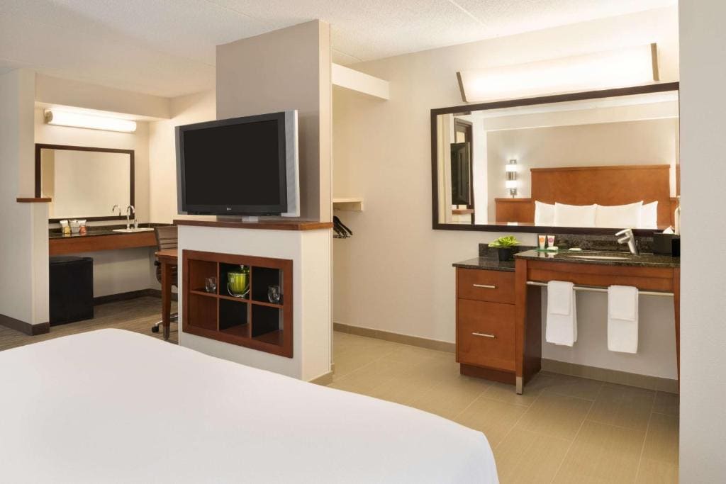 King Room with Sofa Bed and Accessible Tub - Disability Access room - Image 1