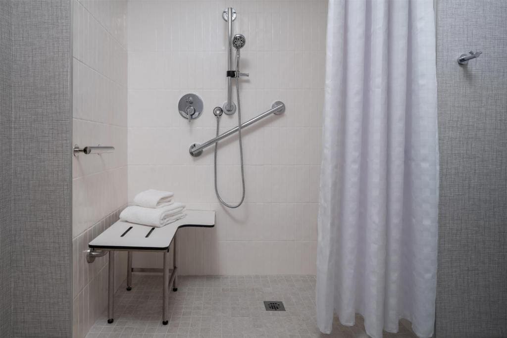 Queen Room with Two Queen Beds and Roll-In Shower - Disability Access room - Image 2