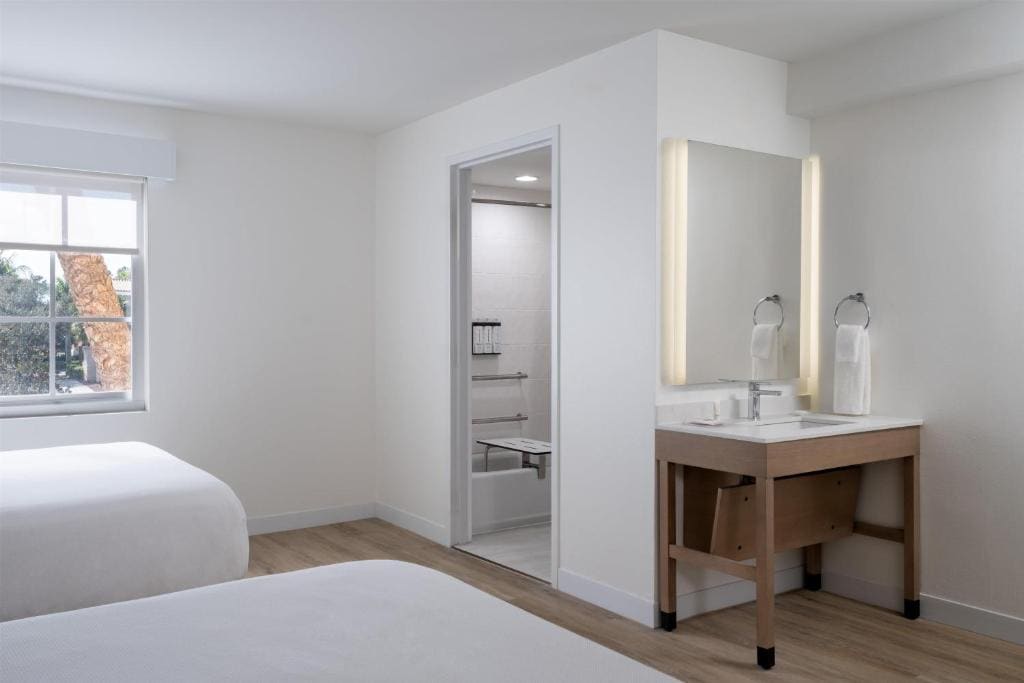 Queen Room with Two Queen Beds, Sofa Bed and Accessible Tub room - Image 3