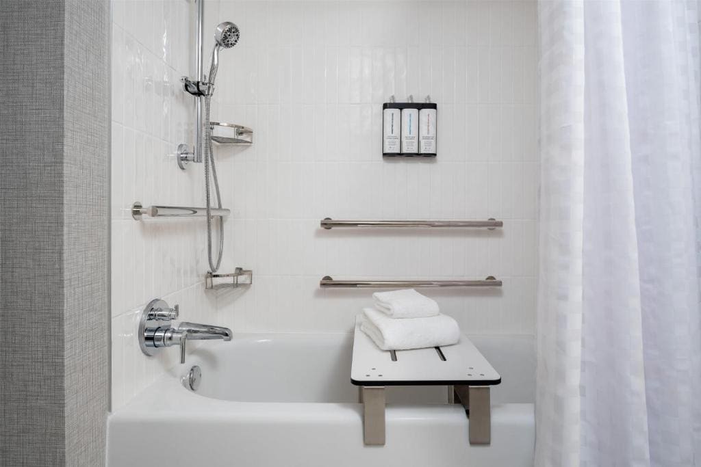 King Room with Accessible Tub - Disability Access room - Image 2