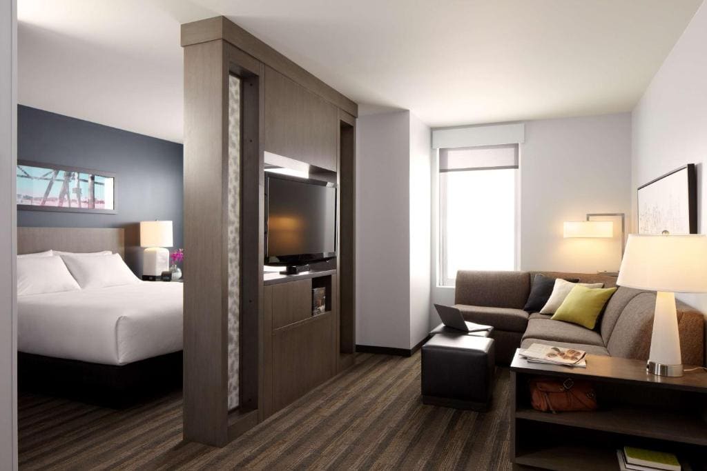 King Studio Suite with Kitchen and Sofa Bed room - Image 3