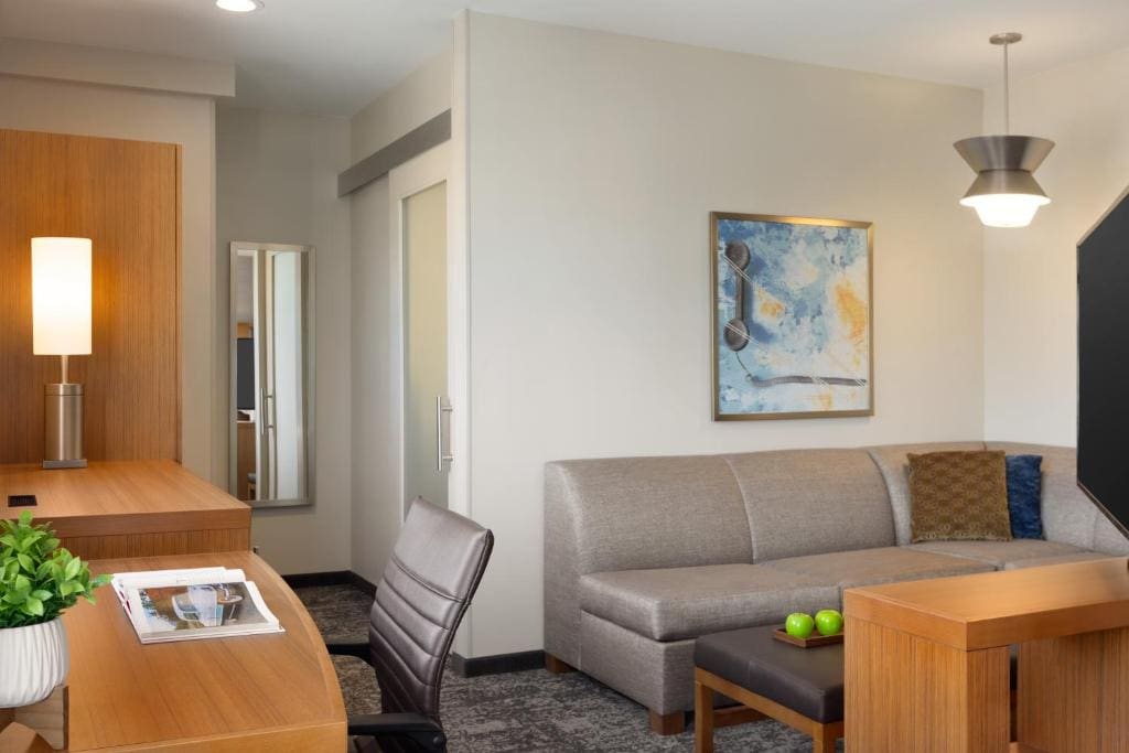 King Room with Sofa Bed and Accessible Tub - Disability Access room - Image 3