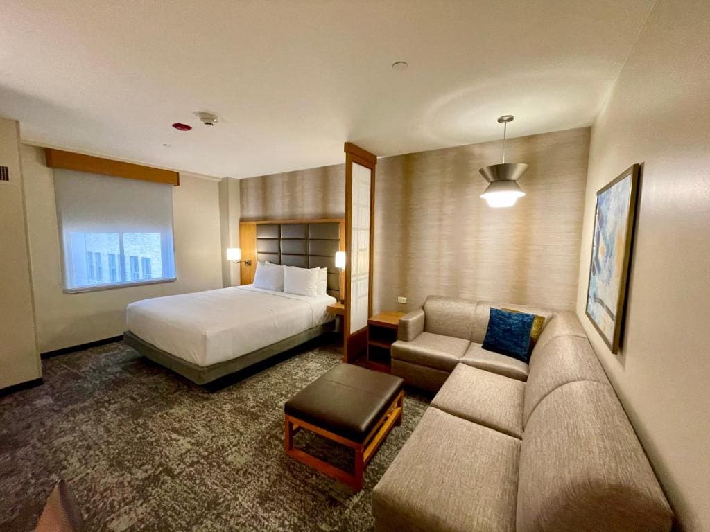 Queen Room with Two Queen Beds and Sofa Bed - High Floor room - Image 1